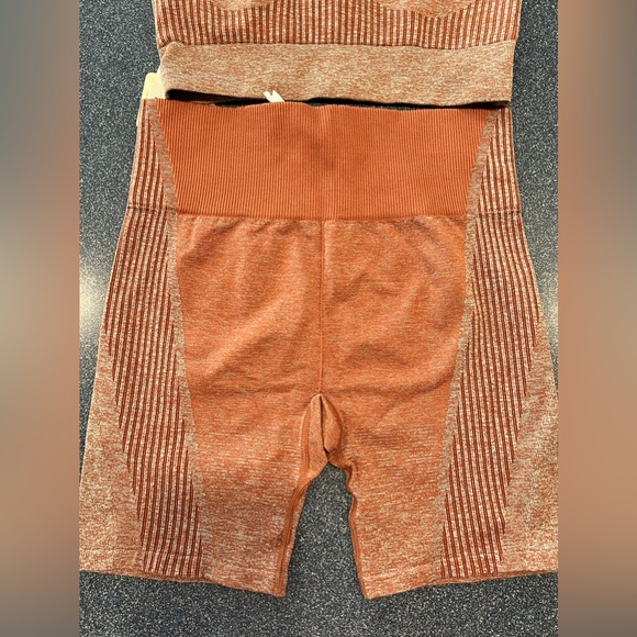 NWT Fabletics Ombre Seamless Ultra High-Waisted 6" Short and Top - Picture 3 of 7